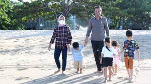 Presiden Joko Widodo Bersama Cucu Menikmati Keindahan Pantai Nusa Dua Bali